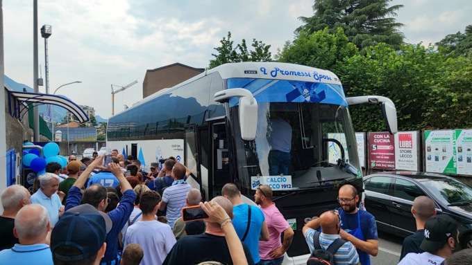 Calcio Lecco, il “day after”: i tifosi in visibilio al Rigamonti – Ceppi accolgono la squadra IL VIDEO