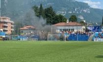 Tensione allo stadio, bruciato uno striscione del Lecco dagli ultras foggiani