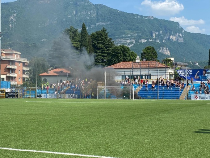 Tensione allo stadio, bruciato uno striscione del Lecco dagli ultras foggiani