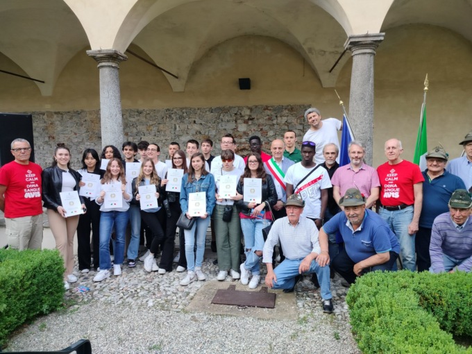 Civate, i neo 18enni ricevono la Costituzione tra musica e parole