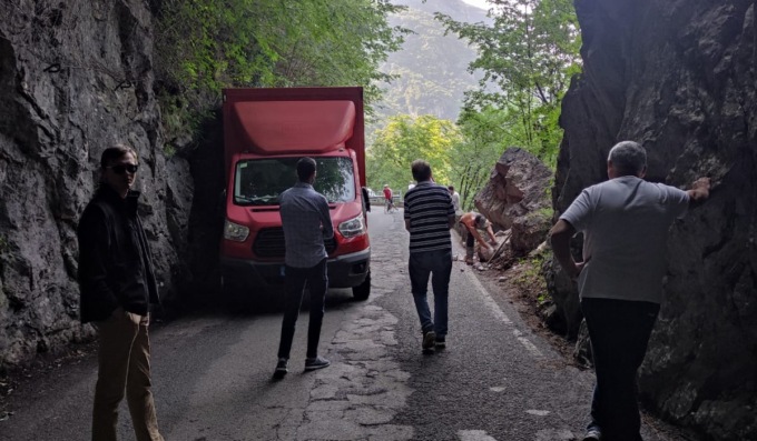 Schianto sulla Onno-Valbrona (appena riaperta): camion “incastrato”