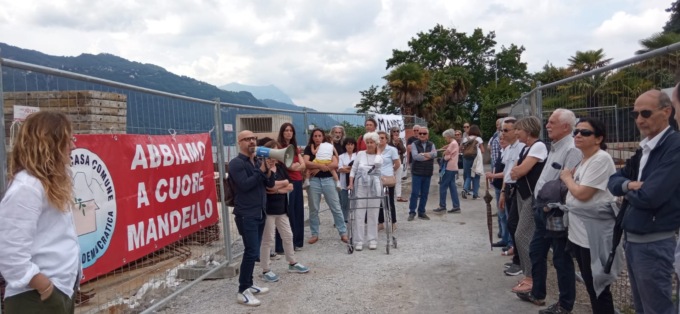 “Casa Comune” scende in piazza contro i progetti dei giardini a lago e dell’ex campeggio