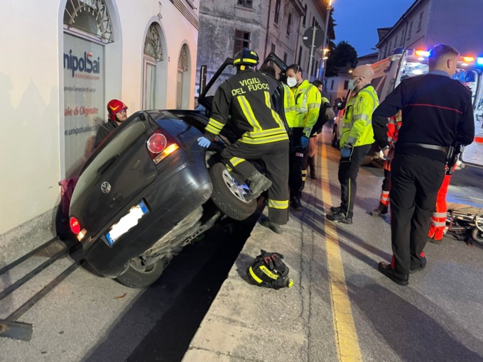 Si schianta e si ribalta con l’auto: 26enne in condizioni serie VIDEO