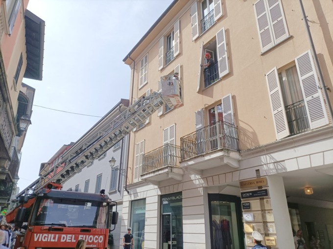 Persiana rischia di cadere in centro Lecco (in giorno di mercato): intervengono vigili e pompieri