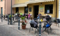Vandali in azione a Olginate: danneggiati gli arredi “Caffè dei cigni”