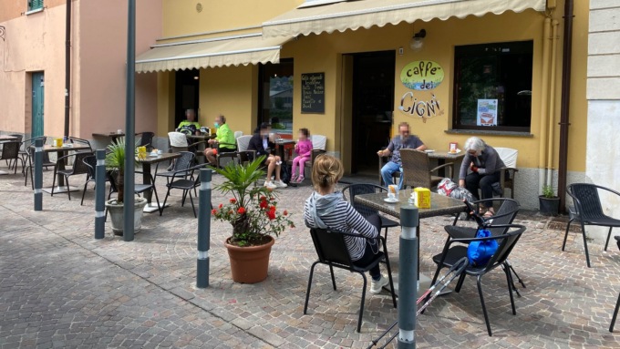 Vandali in azione a Olginate: danneggiati gli arredi “Caffè dei cigni”