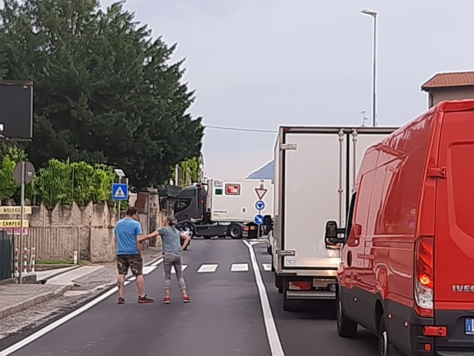 Camion incastrato alla rotonda sulla Sp 72