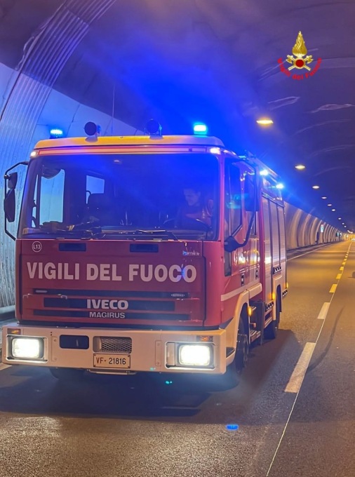 Auto in fiamme in galleria, spiegamento di mezzi sulla Ss36