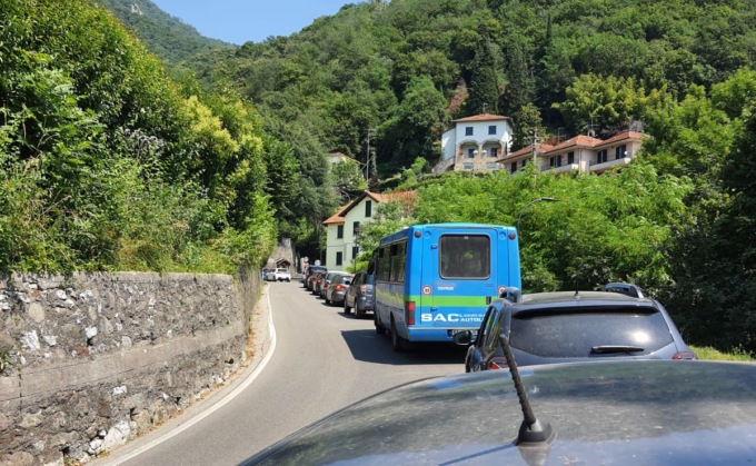 Calolzio, traffico bloccato nel pomeriggio a causa di un trasporto eccezionale del cantiere del Comune