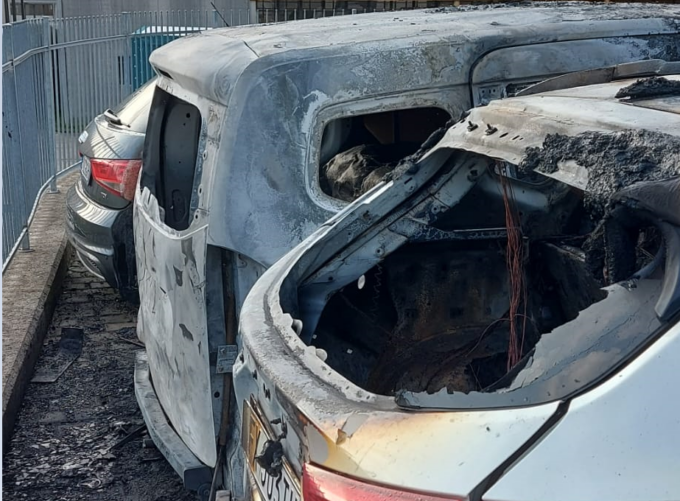 Auto a fuoco nel parcheggio della concessionaria: maxi incendio