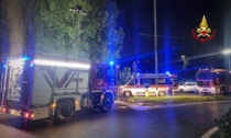 Schianto nella notte a Civate, auto contro il guard rail: feriti due trentenni