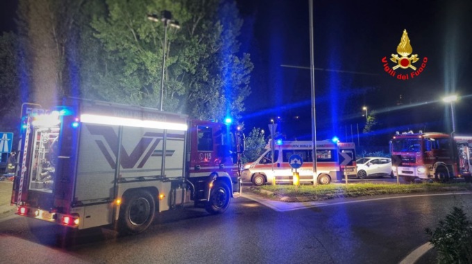 Schianto nella notte a Civate, auto contro il guard rail: feriti due trentenni