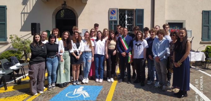 Consegnate le costituzioni ai diciottenni di Valgreghentino
