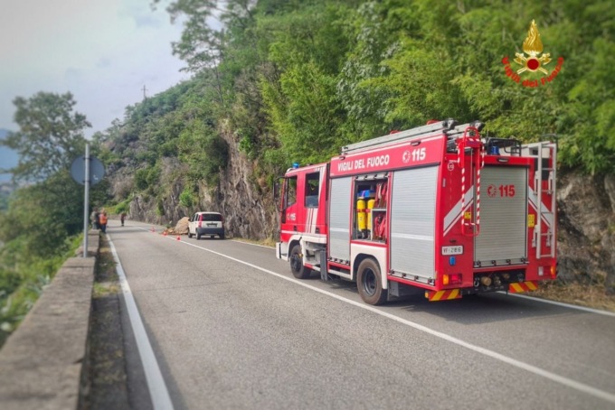 Dorio, lavori in corso sulla Sp 72 per la rimozione dei massi caduti ieri