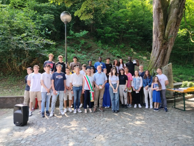 Oggiono, i giovani maggiorenni e i nuovi cittadini italiani ricevono la Costituzione