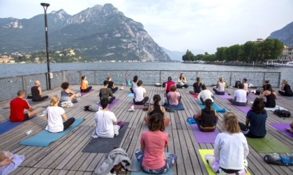 Lecco: tornano le lezioni di Yoga sulla piattaforma del lungolago