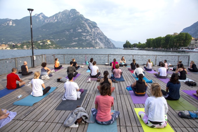 Lecco: tornano le lezioni di Yoga sulla piattaforma del lungolago