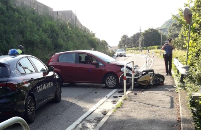 Scontro auto moto, centauro sbalzato dalla due ruote: paura a Torre De’ Busi