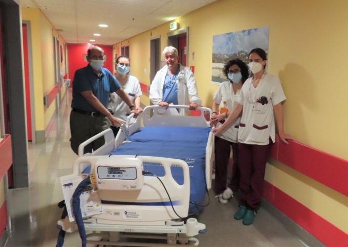 Polisportiva di Monte Marenzo, consegnato all’ospedale Manzoni il letto elettrico