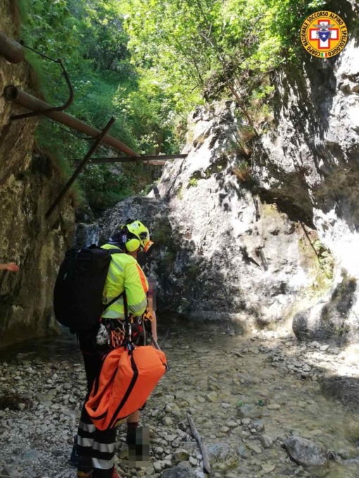 Disavventura in quota per una giovane ragazza, soccorsa dal Cnsas