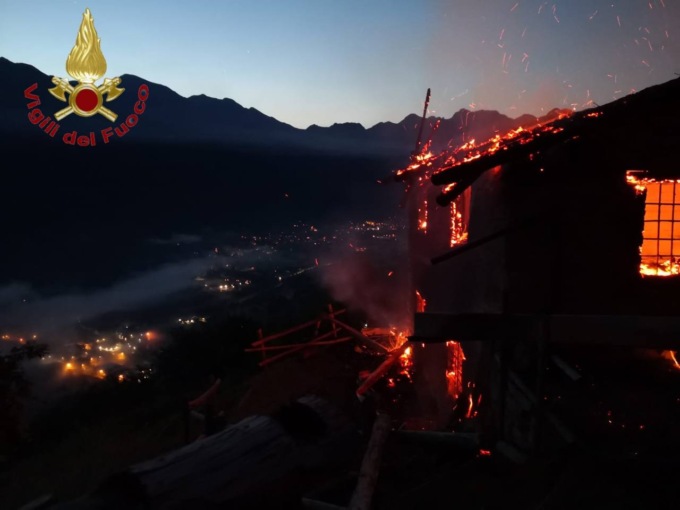 Cascina divorata dalle fiamme nella notte