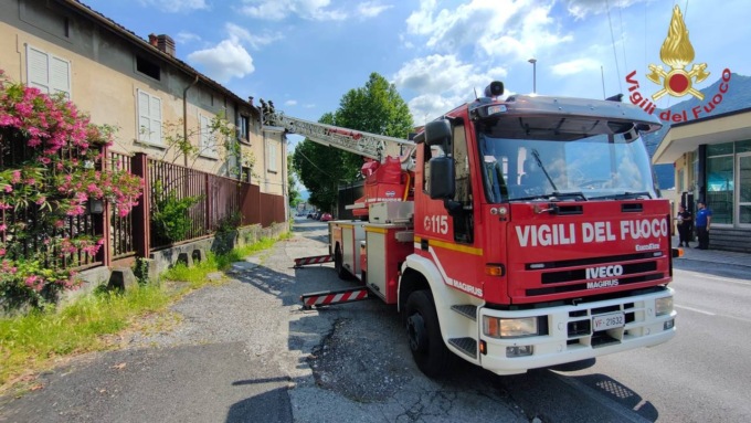 Lecco, tegole pericolanti: intervengono i Vigili del fuoco