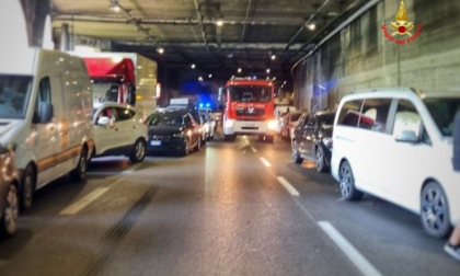 Auto ribaltata in Statale 36 ad Abbadia: traffico bloccato