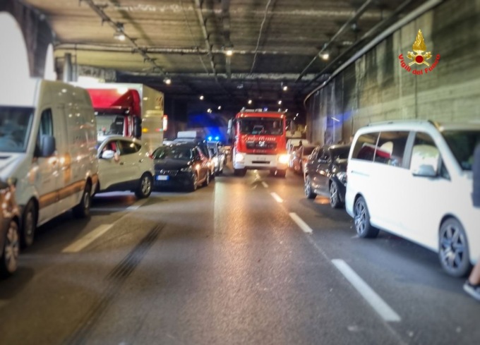 Auto ribaltata in Statale 36 ad Abbadia: traffico bloccato