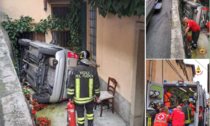 Lecco, si ribalta con l'auto e finisce nel cortile di una abitazione