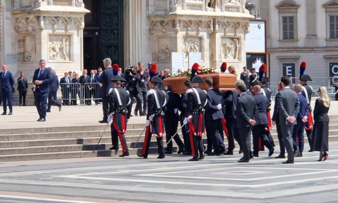Silvio Berlusconi, folla ai funerali. Delpini: “Ha cercato vita, amore, gioia”