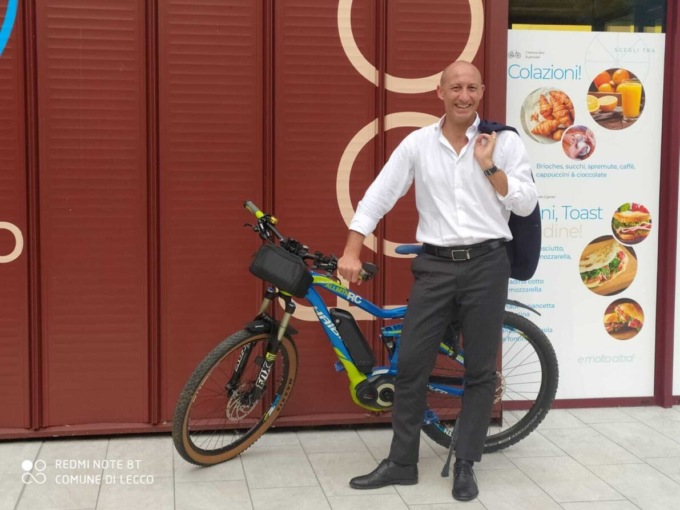 Dehors di Pescarenico, inaugurazione “in solitaria”. Piazza punta il dito contro Gattinoni
