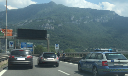 Schianto auto moto sul ponte Manzoni: ferito 54enne, tutti in coda