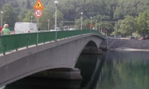 Si getta dal ponte Kennedy: trasportato al Manzoni in codice rosso