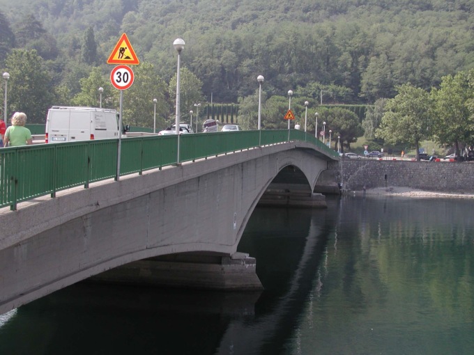 Si getta dal ponte Kennedy: trasportato al Manzoni in codice rosso