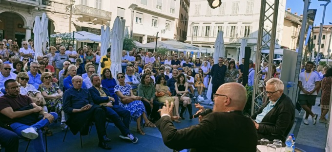 Piazza XX Settembre gremita per il dialogo fra don Milani e il regista Bellocchio