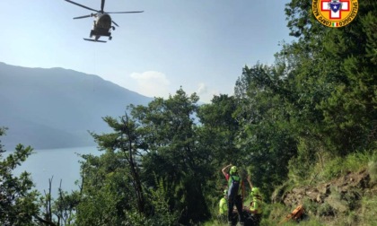 Tragedia sul sentiero del Viandante: escursionista muore stroncato da malore