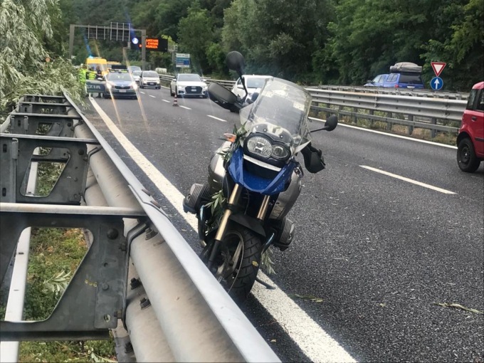 Caduto in Statale 36 per evitare l’albero franato per il maltempo: il motociclista è in prognosi riservata