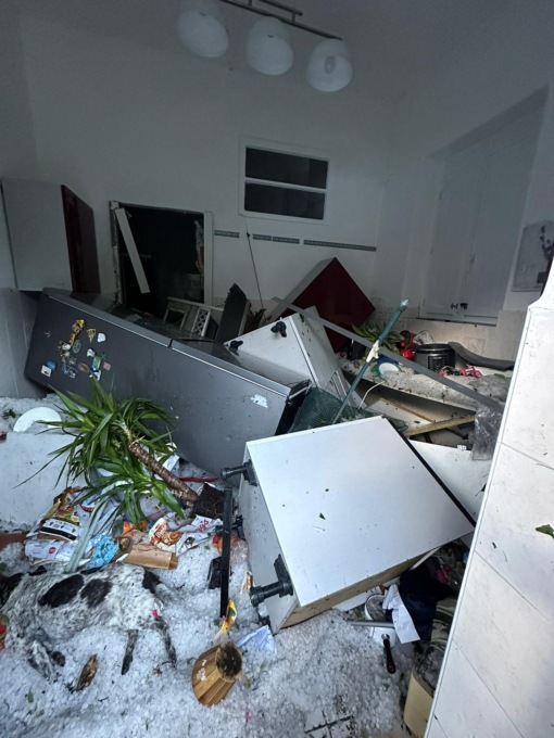 Maltempo anche nel Comasco: crolla una casa, due donne ricoverate. Morto il cane