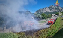 Auto a fuoco: alta colonna di fumo sopra Lecco