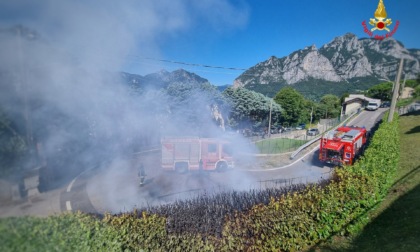 Auto a fuoco: alta colonna di fumo sopra Lecco