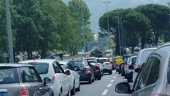 Lunghe code per la chiusura del primo ponte per il Triathlon