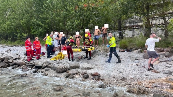 Moregallo, si schianta sugli scogli: 19enne in condizioni serie