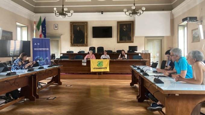 Goletta dei Laghi: migliorano le condizioni del Lario, “Ma sulle spiagge troppe costruzioni”