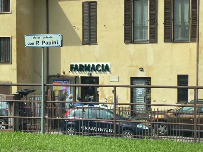 Colpi in due farmacie in poche ore: raid a Calolzio. Gravi danni