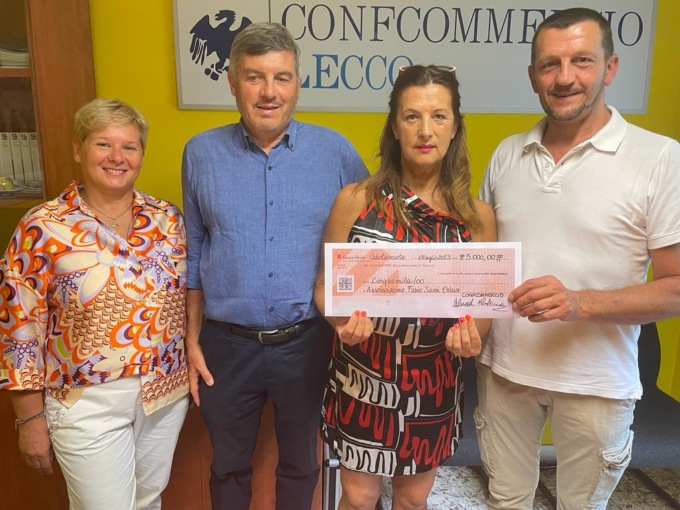 5000 euro al Nespolo da Confommercio grazie allo spettacolo dei Legnanesi
