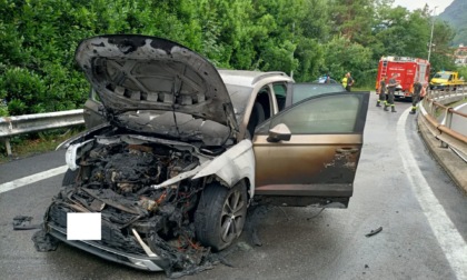 Auto a fuoco sulla rampa della Statale 36