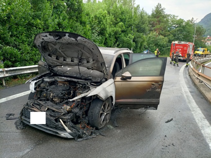 Auto a fuoco sulla rampa della Statale 36