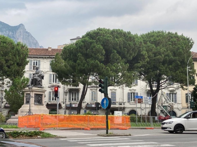 Rotonda in piazza Manzoni: iniziati i lavori. Via tutti i semafori  in centro Lecco