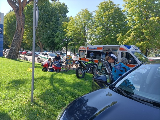 Schianto auto moto sul Lungolago, 16enne in condizioni serie