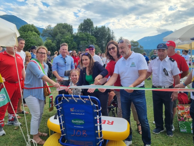La ministra Locatelli taglia in nastro della “spiaggia inclusiva”